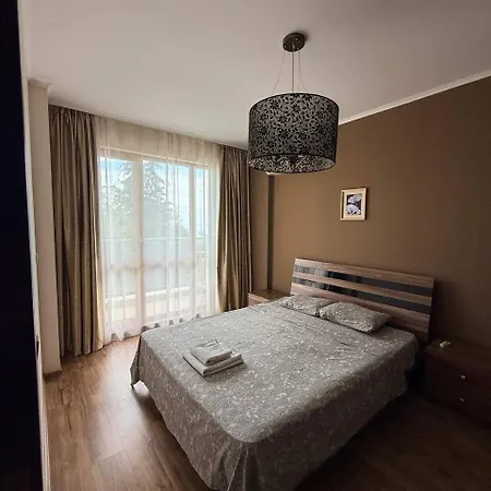 Golden Line Apartment *