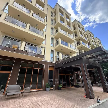 Golden Line Apartment *